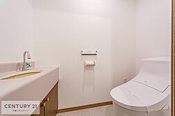 [トイレ] トイレ内には手洗いスペースが付いているので、ドアを触る前に手が洗えて清潔感が保てますね！