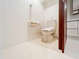 [トイレ] 清潔感溢れるトイレ。落ち着いた空間で安らぎのひとときをお過ごしいただけます。