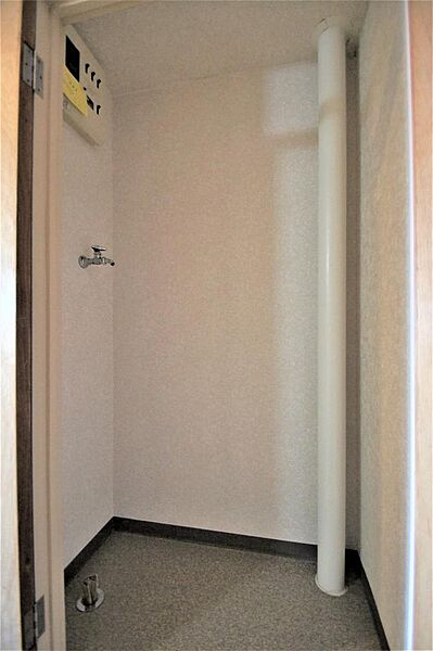 画像18:玄関横に扉付きの洗濯機置き場があります。