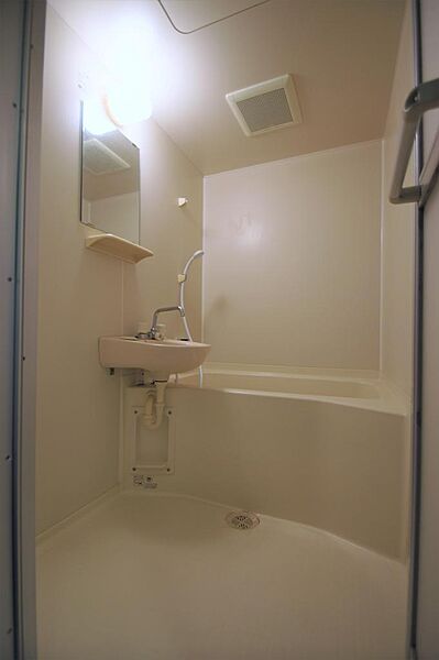 画像15:お風呂は追い焚き機能付き。洗面台や鏡が標準装備。機能的です。