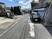 高台に向けて開けた町です。場所によっては車が大きい方には不便なので事前に現地確認をお勧めします。