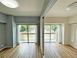 [居間] 段差のないフラットな設計のためどんな世代の方でも暮らしやすいお部屋です。5.5帖の洋室は引戸を開放して利用可能です。