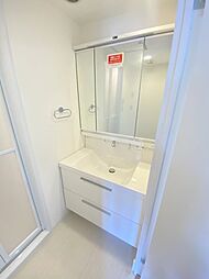 [洗面] 身支度に便利な独立洗面台です。鏡面裏収納、鏡下にも収納がございます。