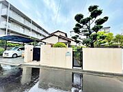 上物があります（木造瓦葺2階建、143.62平米、築年不詳。物置、木造スレート葺平屋建、11.57平米。）