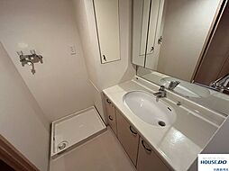 [洗面] 洗面台についている鏡が大きいので、朝の忙しい時間の身支度もバッチリです。洗面所横には洗濯機を置くことができます。