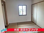 洋室に隣接した2.5帖の和室があり、収納とウォークインクローゼットにつながっています。