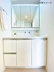 [洗面] 三面鏡は、身だしなみを整えやすいです。また、鏡の裏には収納スペースがあるので、化粧水や歯ブラシ、メイク道具などの小物類をしまえるので洗面スペースがスッキリします。