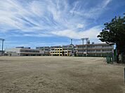 「大治中学校」　アレスポ精神に富み、よく学び、心豊かにたくましく生きる生徒の育成をめざす。生徒数も多く部活動も盛んです。 1400m
