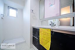 [洗面] 広々した洗面所です！洗面台にはタオルや洗剤、シャンプーなどさまざまな物がスッキリとストックできる収納がしっかり付いています。洗面台はお引渡しまでに設置されます。