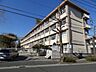 周辺：【西田小学校】甲突川の西部にあり、武岡と常盤の森の間に広がっています。エリアに鹿児島中央駅西口が含まれており学校から中央駅までは歩いて20分程度で行けます。 800m