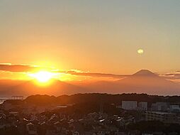 [その他] バルコニーからの実際の眺めでございます。雄大な富士山、燃えるような太陽を時間を忘れて独り占めできます。