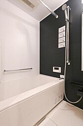 [風呂] マットな風合いの水栓金具を採用し高級感を演出