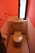 可愛い壁紙に囲まれた２階トイレ