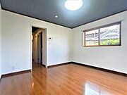 洋室8帖、照明器具は備え付けです。