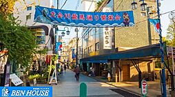 [周辺] 立会川龍馬通り繁栄会 徒歩7分。京急本線・立会川駅から徒歩すぐにある温かさを感じられる商店街。入口には、立会川にゆかりのある坂本龍馬の像が建っています。 570m