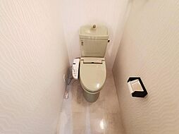 [トイレ] 温水洗浄便座付きのトイレで気持ちよくお使いいただけます。