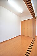 洋室４帖、照明器具は備え付けです。