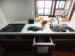 [キッチン] 日々の家事を楽にしてくれる食洗機付きです。
