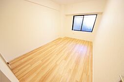[内装] 腰高窓で採光を確保しながら、家具のレイアウトもしやすいお部屋です。