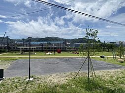 [周辺] JR横須賀線「久里浜」駅の裏に公園がございます。
