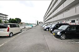 [駐車場] 車の出し入れが快適な平置き駐車場。