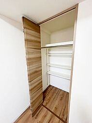 [寝室] 各洋室にはスペースのあるクローゼットが設置です。衣装が多い方でもこのスペースがあれば収納場所に困ることはなさそうですね。