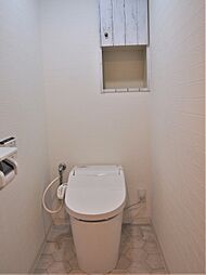 [トイレ] 温水洗浄便座です。ペーパー類の保管に便利な収納付き。