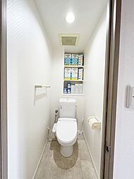 [トイレ] トイレの様子です。収納棚が完備され、トイレ用品などを収納しておくことができます♪とても清潔感のある空間です。