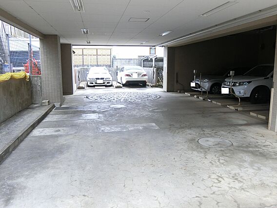 敷地内駐車場で...