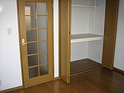 お部屋から、玄関方向を写しました。左側が玄関へのドアで、右がクローゼットです。