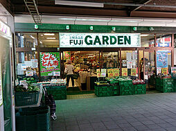 [周辺] FUJI GARDEN保土ヶ谷店まで740m、保土ヶ谷駅西口直結のスーパー。夜21時まで営業しています。
