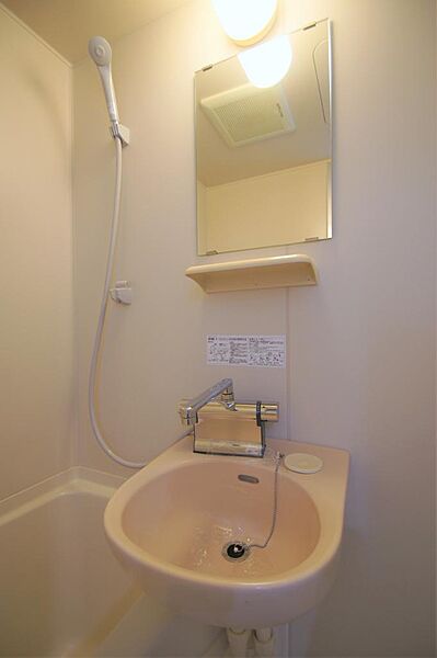 画像16:浴室内に洗面台完備。
