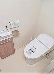[トイレ] 収納にも便利な手洗いカウンター付きのレストルーム。スタイリッシュなタンクレストイレにより空間をすっきりとお使いいただけます。