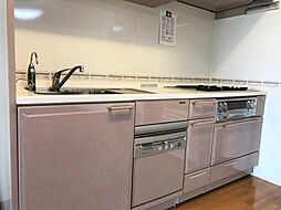 [キッチン] ■ニュアンスカラーのキッチン！節水や家事の時短にもなるビルトイン食洗機付き。まとめて洗えて、手荒れも防ぎます！