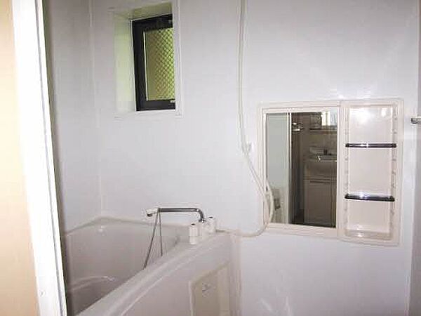 画像5:浴室に窓があり換気もバッリチ◎