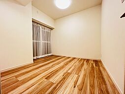 [寝室] 木のぬくもりを感じられる、のびのびとした明るい洋室です。いつまでも快適に暮らせる空間が広がります。