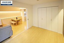 [寝室] それぞれのお部屋に収納スペースがあるのでプライベートな荷物でも身近に置くことが出来ます。