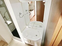 [洗面] 大きな鏡で身支度がしやすそうな洗面化粧台。