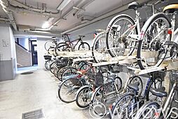 [駐車場] 自転車は必需品という方も多くいらっしゃいます。見るとお子様を乗せる自転車も多く、このマンションコミュニティの雰囲気を教えてくれます。月額1000円、空き状況もすぐにお調べします。
