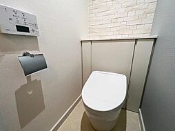 [トイレ] 内装・シンプルで清潔感あふれるデザイン