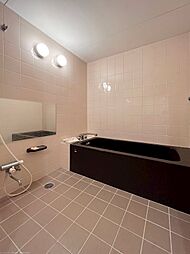 [その他] 浴室はゆったりサイズです。温泉大浴場もございますが、運営時間外に入浴したいときなど、重宝します。