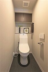 [トイレ] 温水洗浄便座付きのトイレ。吊戸棚付きです。