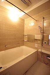 [風呂] 浴室サイズはゆとりの1317サイズ。浴室換気乾燥機＆エコミスト、保温浴槽も完備され、快適さと省エネルギーにも配慮されています。