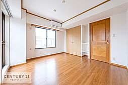 [内装] 2面採光の洋室はとっても明るく落ち着く空間となっております。家具を選ばないシンプルなデザインの為、お気に入りの家具で大好きな空間に仕上げることができます！
