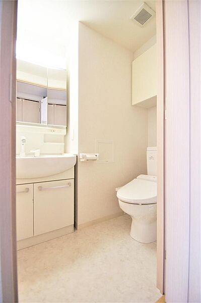 画像15:洗面所はトイレと同室になります。