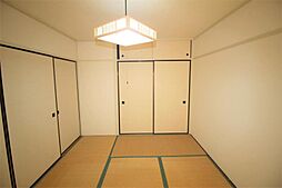 [その他] DKと隣接の和室は、可動ドアを開くと13.5帖の開放的な空間になります。