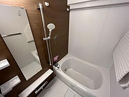 [風呂] 浴槽は跨ぎやすいよう配慮されており、シャワーヘッドの位置も変えられる、使い勝手の良い浴室です。