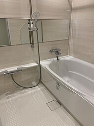 [風呂] 【浴室】優しいカラーでまとめられた浴室は日々の疲れを取ってくれる大切な場所。心も体もオフになるリラックスタイムをお楽しみください。