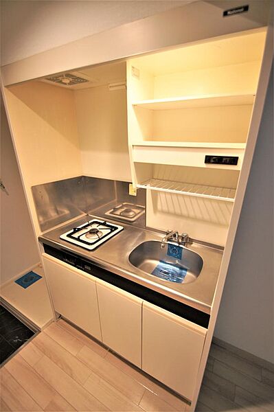 画像10:シンク上部に棚がありますので普段使いの食器などの収納に便利ですね。