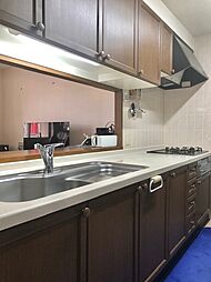 [キッチン] 対面型のオープンキッチンにはゆったり調理できる広々カウンタートップ。調理も片付けも能率的なキッチン収納を設置しました。2022年9月撮影